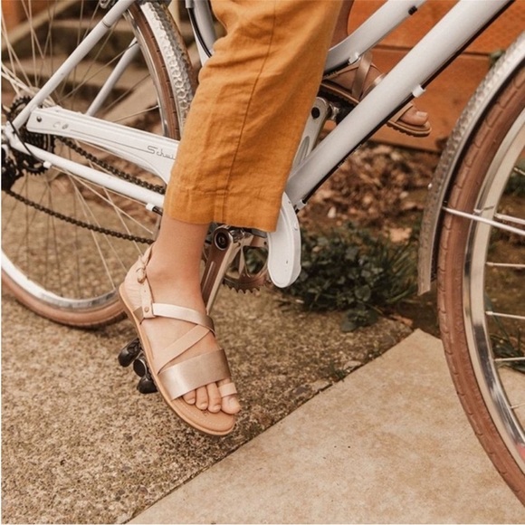 SOREL Ella Criss Cross Metallic Leather Summer Beachy Strappy Gorpcore Sandals - Picture 1 of 7